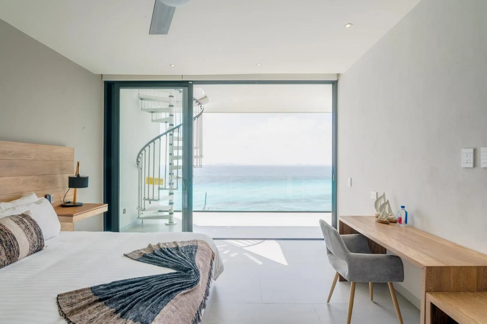 Luxury Oceanfront Villa In Isla Mujeres Vakantiehuis